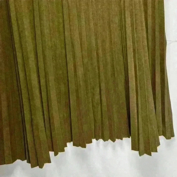 Excellent Cond, DKNY, Velvet-like pleated skirt w/ elastic waistband. Green - Picture 12 of 14